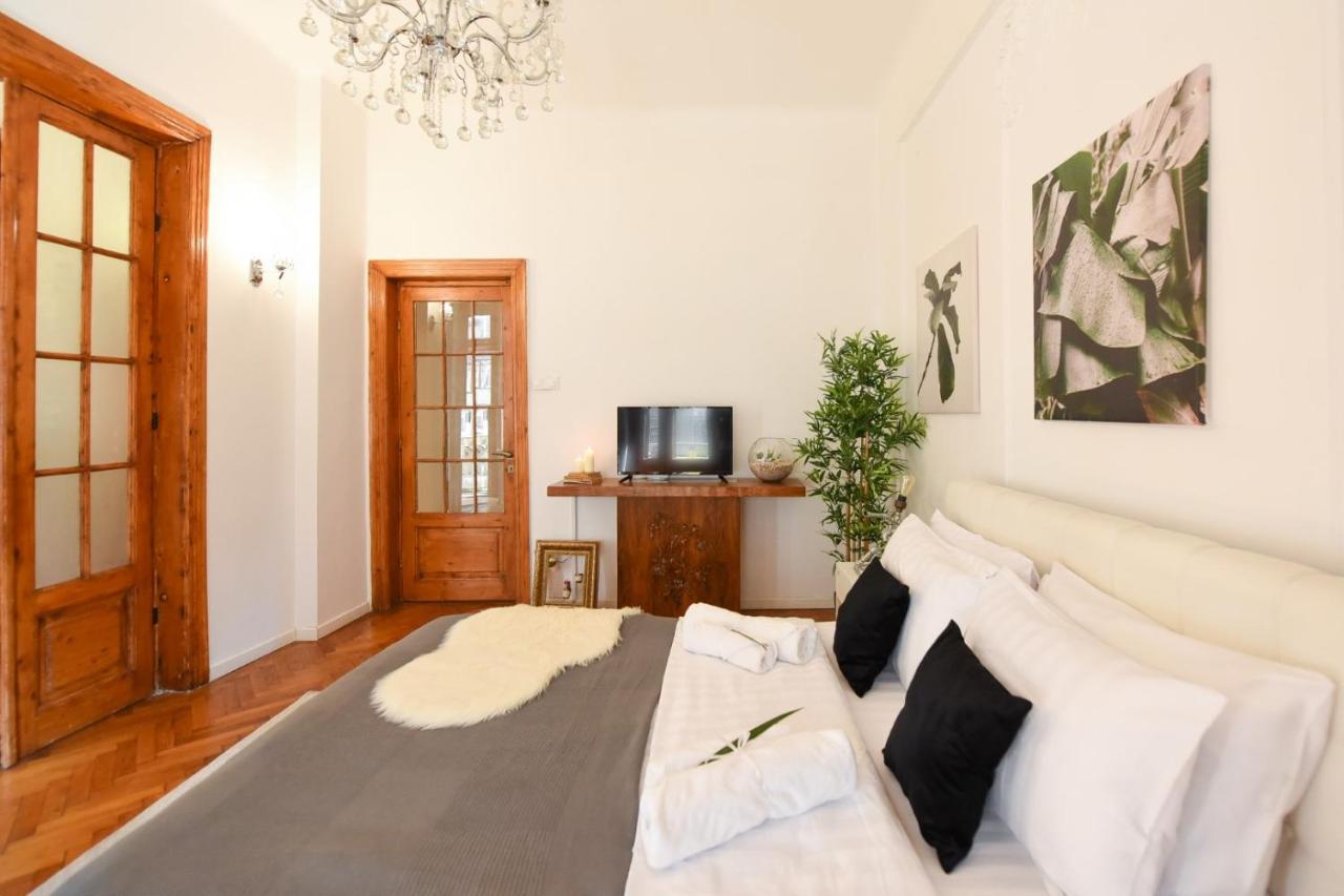 Vintage Elegance, Modern Comfort: 1Br Apartment Overlooking Calea Victoriei Букурещ Екстериор снимка